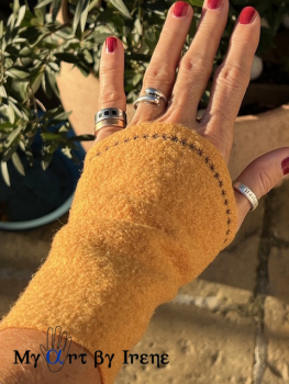 Handstulpen aus 100% Wollwalk in Gelb mit Stickleiste